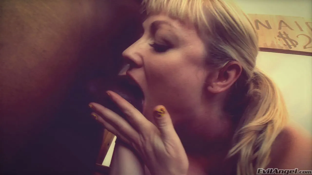 Adrianna Nicole en 'Trabajos ocasionales 5' from 'Evil Angel' (foto 2) Evil Angel 'Trabajos ocasionales 5' protagonizando Adrianna Nicole (foto 2)