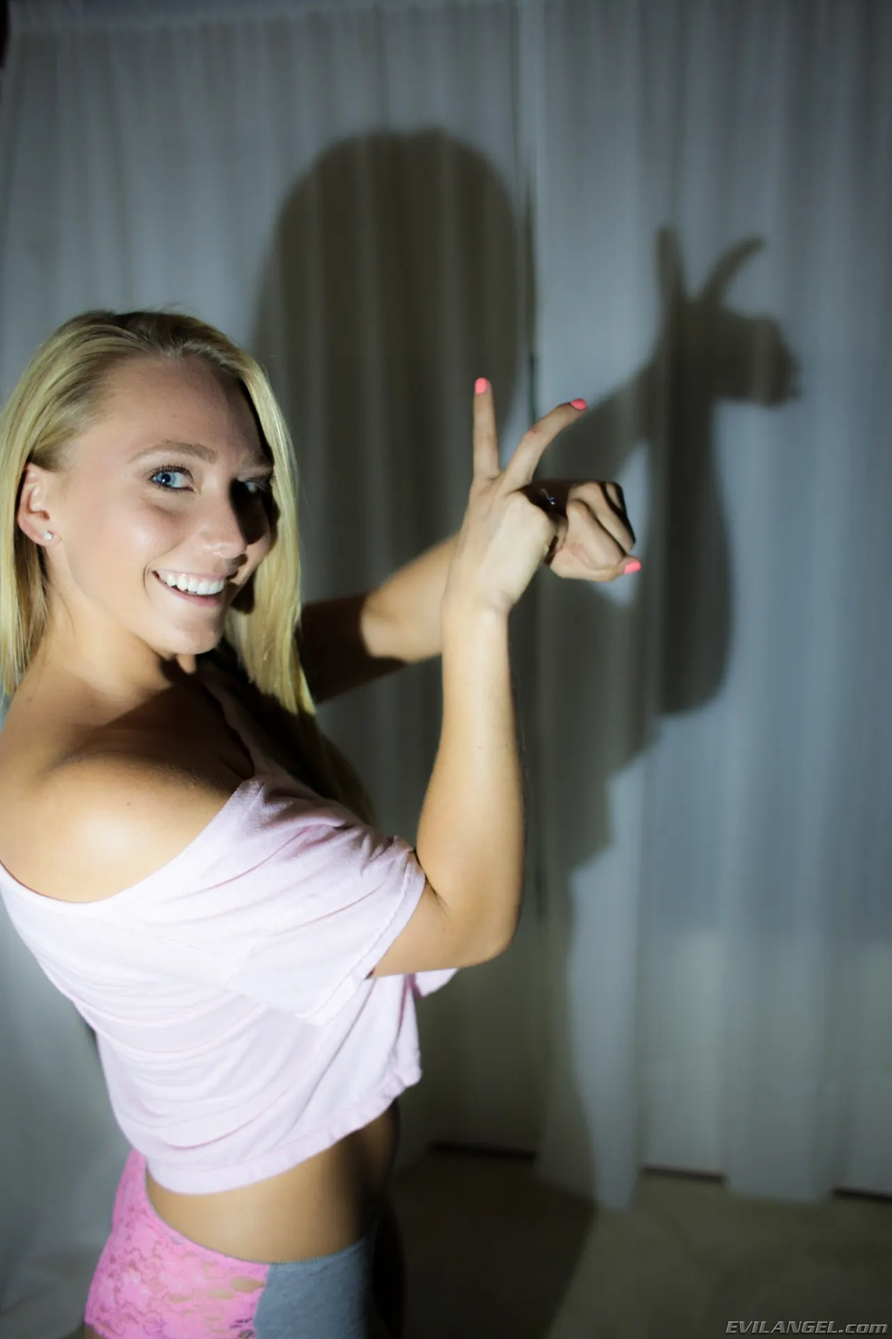 Evil Angel 'Maltratado 6' protagonizando AJ Applegate (foto 2)