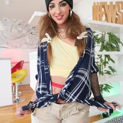 Amirah Adara en 'Evil Angel' ¡Bandidos del DP! (Miniatura 3)