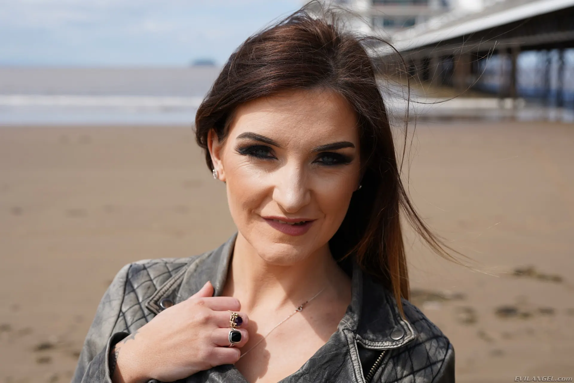 Evil Angel 'Destruye mi maquillaje' protagonizando Angel Long (foto 1)