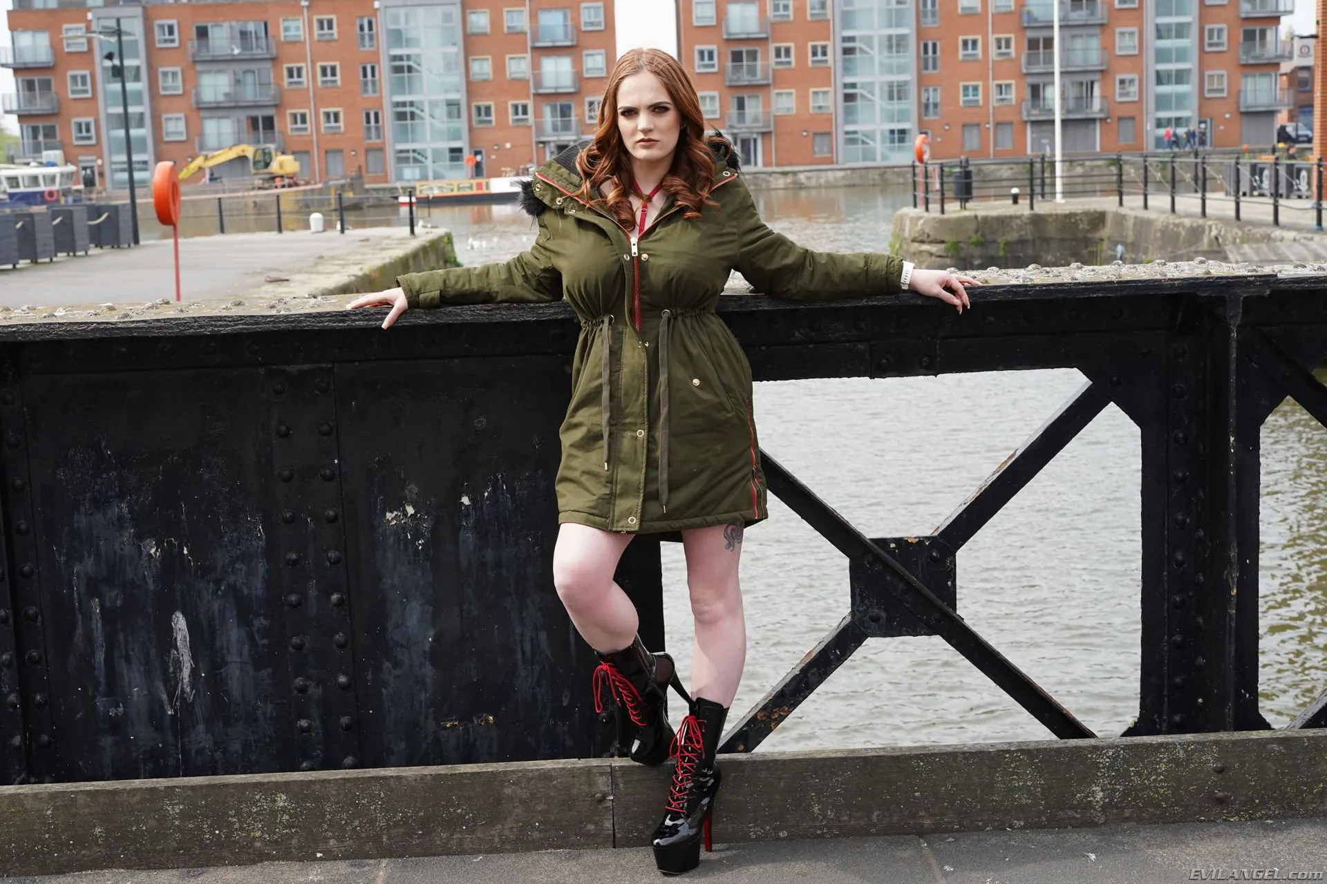 Evil Angel 'Destruye mi maquillaje' protagonizando Angel Long (foto 1)