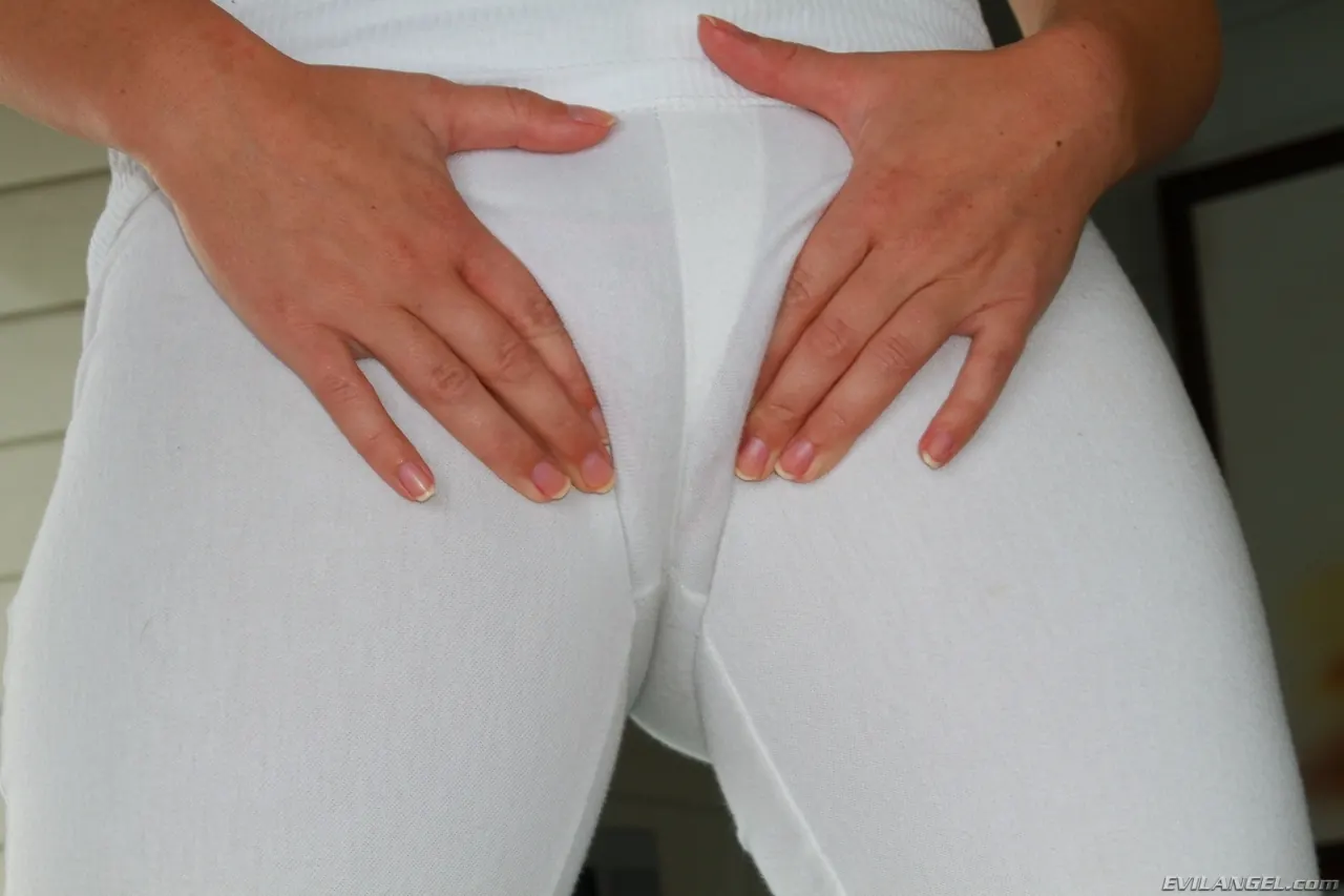 Evil Angel 'Buttman se centró en 4' protagonizando Angel Vain (foto 1)