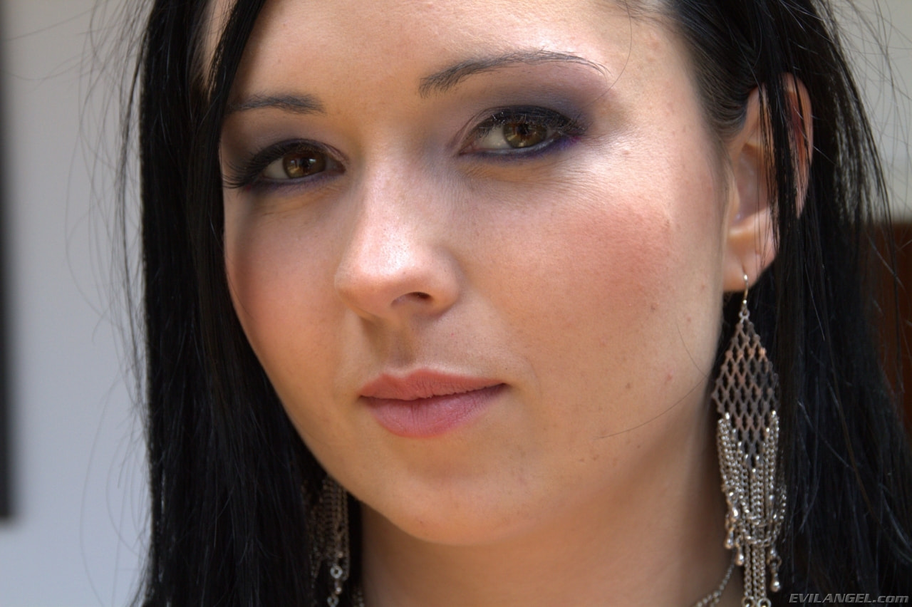 Angell Summers en 'Evil Angel' Clase de estiramiento 12 (Miniatura 1)