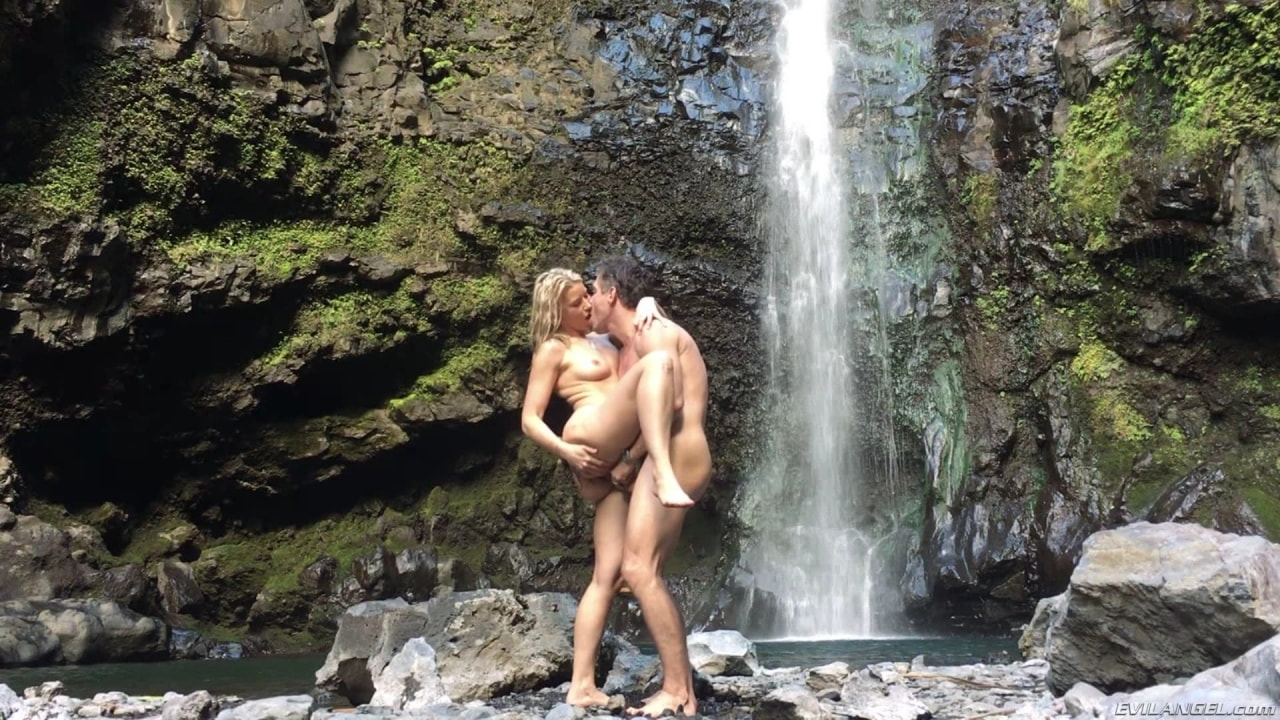 Anikka Albrite en 'Evil Angel' Mick ama a Anikka (Miniatura 10)