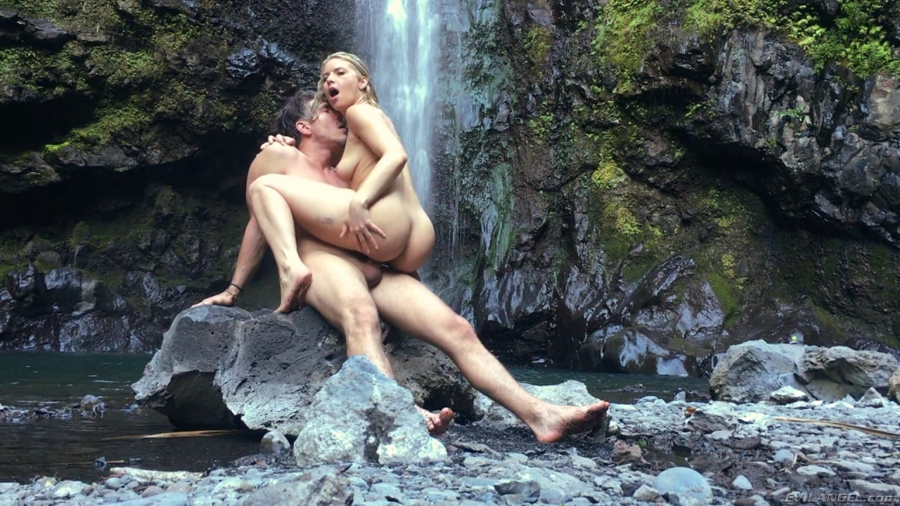 Anikka Albrite en 'Evil Angel' Mick ama a Anikka (Miniatura 12)