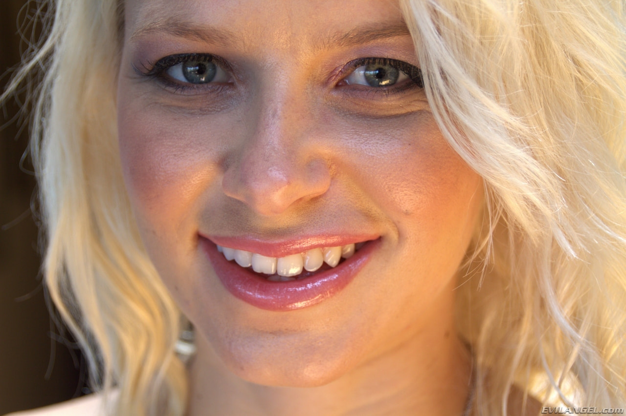 Anikka Albrite en 'Evil Angel' Clase de estiramiento 14 (Miniatura 1)