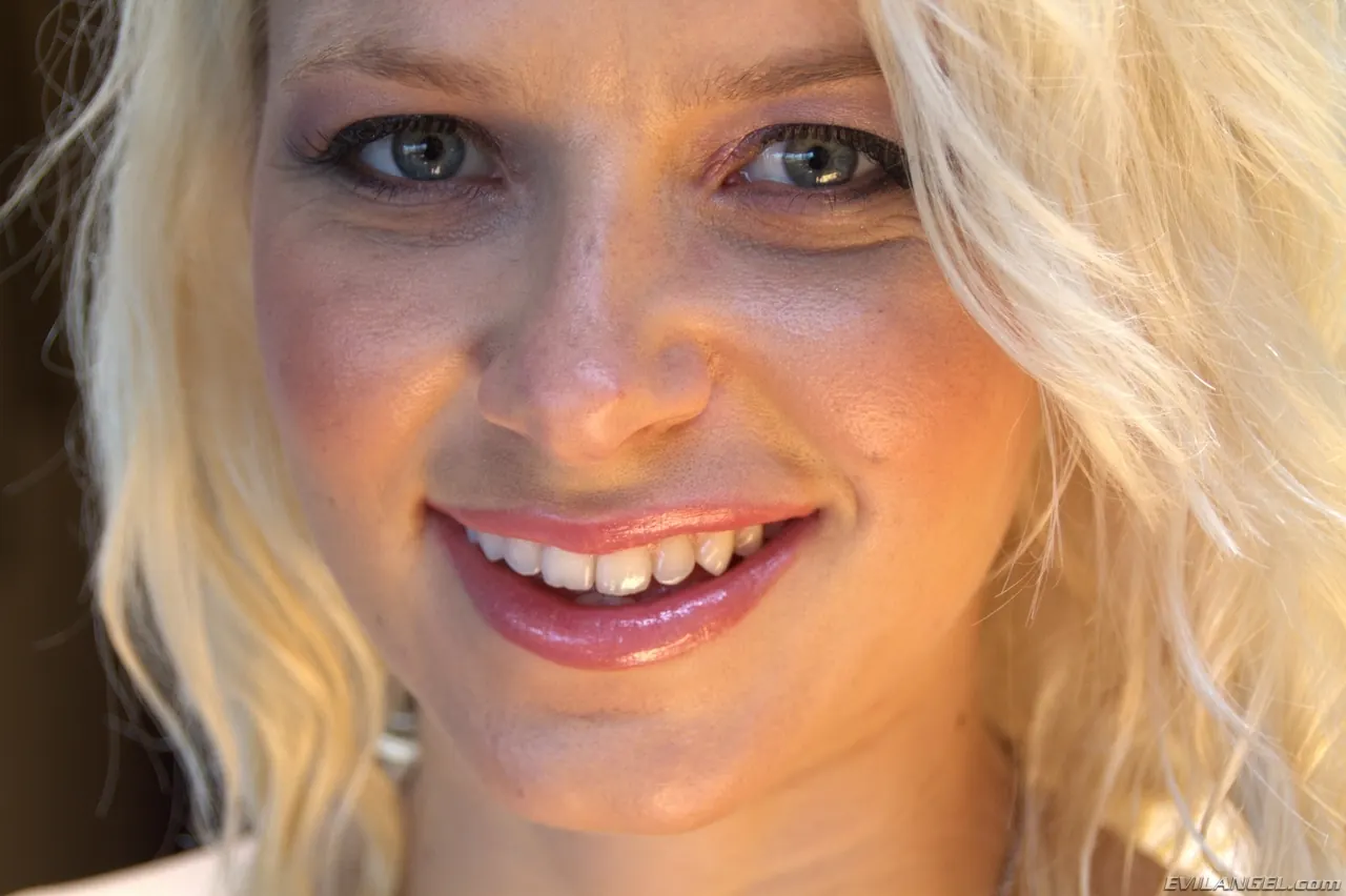 Evil Angel 'Clase de estiramiento 14' protagonizando Anikka Albrite (foto 1)