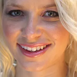 Anikka Albrite en 'Evil Angel' Clase de estiramiento 14 (Miniatura 1)