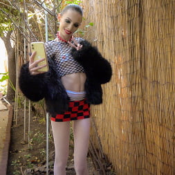 Aria Haze en 'Evil Angel' Hookup hotshot: putas de vanguardia (Miniatura 4)