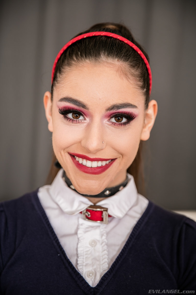 Arielle Faye en 'Evil Angel' Hookup Hotshot: cebo de clics (Miniatura 1)