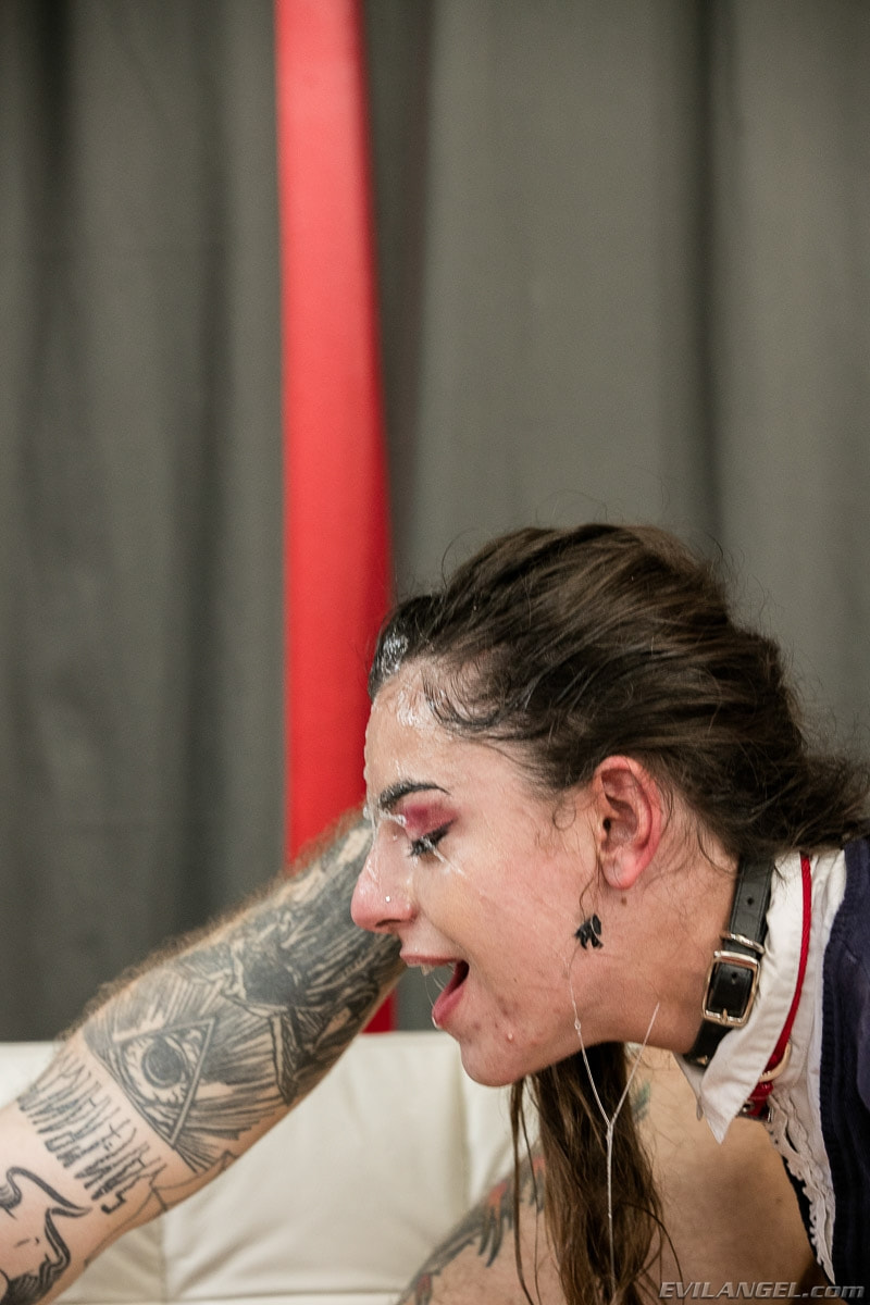 Arielle Faye en 'Evil Angel' Hookup Hotshot: cebo de clics (Miniatura 195)