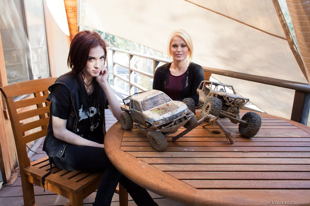 Evil Angel 'Las niñas serán niños' protagonizando Ash Hollywood (foto 1)