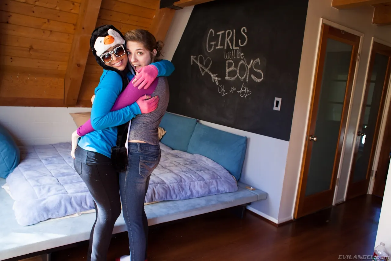 Ashli Orion en 'Las niñas serán niños' from 'Evil Angel' (foto 2) Evil Angel 'Las niñas serán niños' protagonizando Ashli Orion (foto 2)