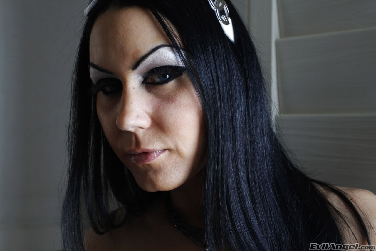 Bella DellaMorte en 'Evil Angel' Clase de estiramiento 4 (Miniatura 1)