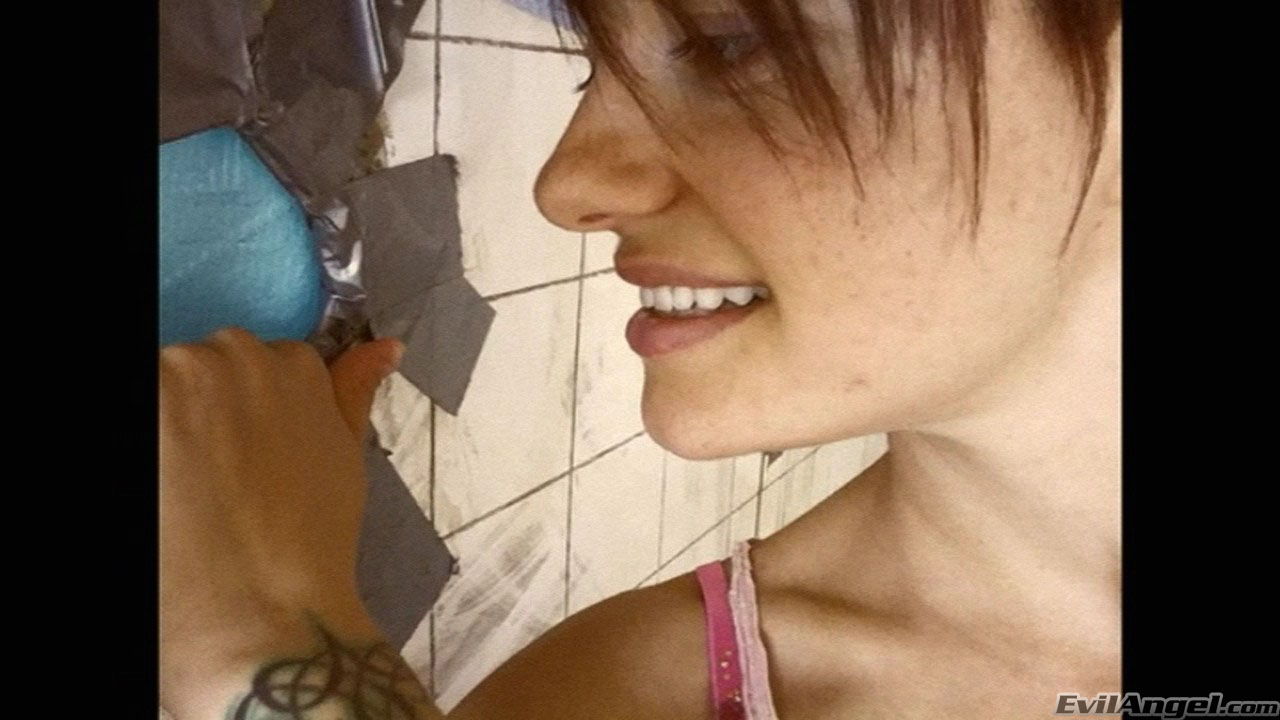 Bella Donna en 'Evil Angel' Agujero en la pared 01 (Miniatura 3)