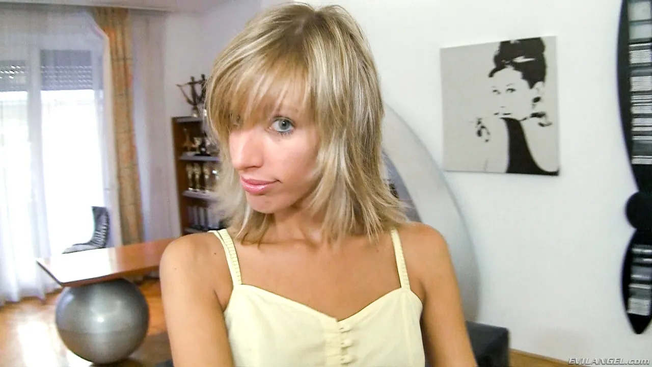 Evil Angel 'Punto de vista 13 de Rocco' protagonizando Bella Morgan (foto 1)