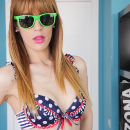 Carol Vega en 'Evil Angel' Servicio de habitaciones (Miniatura 1)