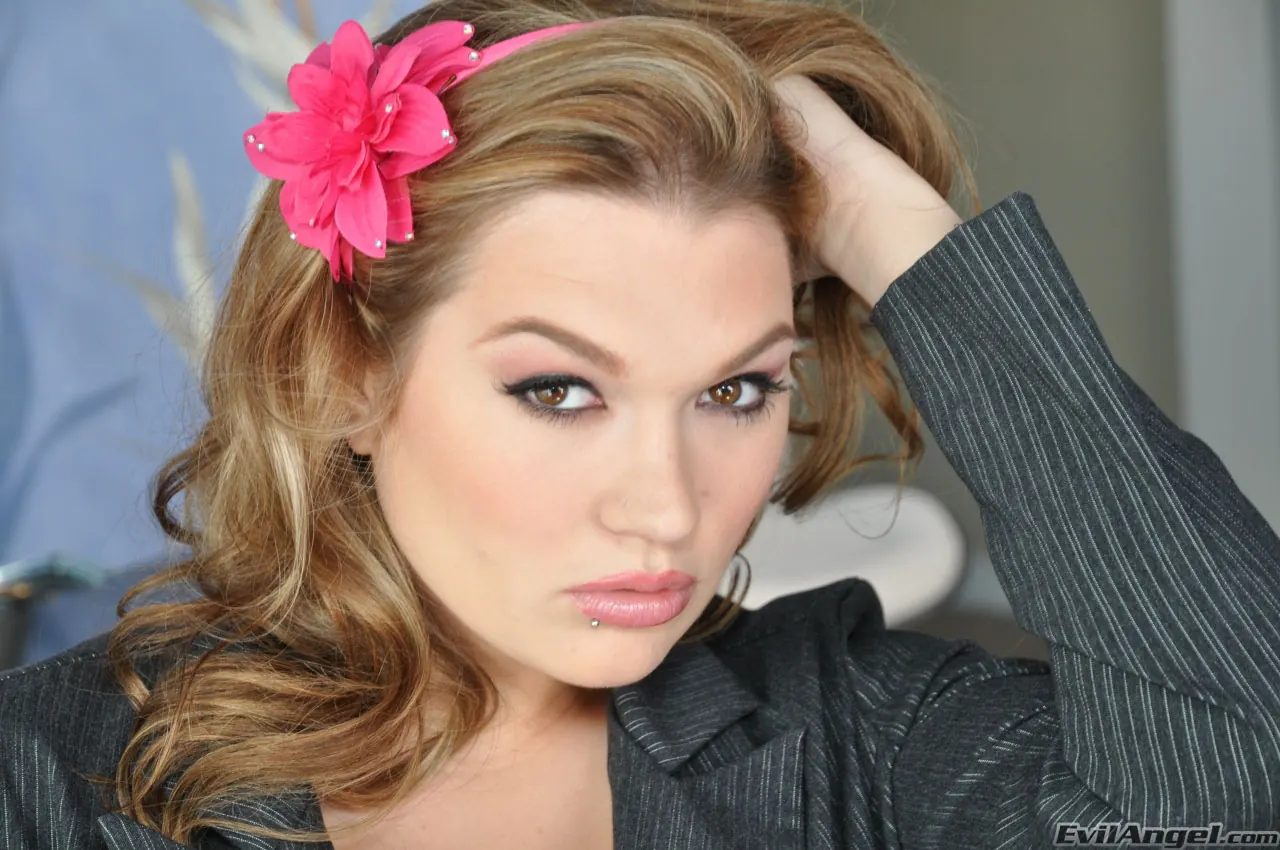 Evil Angel 'Ataque de correa 13 - Aventuras de tetas grandes' protagonizando Cassandra Calogera (foto 4)