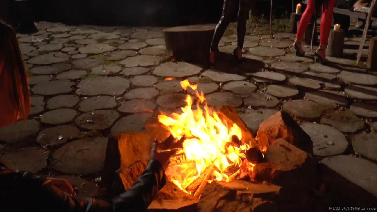 Cayenne Klein en 'Voraz - Temporada 2 Episodio 5' from 'Evil Angel' (foto 10) Evil Angel 'Voraz - Temporada 2 Episodio 5' protagonizando Cayenne Klein (foto 10)