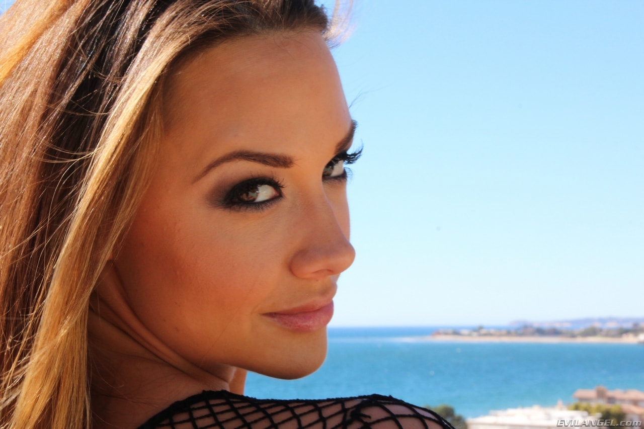 Chanel Preston en 'Evil Angel' Clase de estiramiento 15 (Miniatura 18)