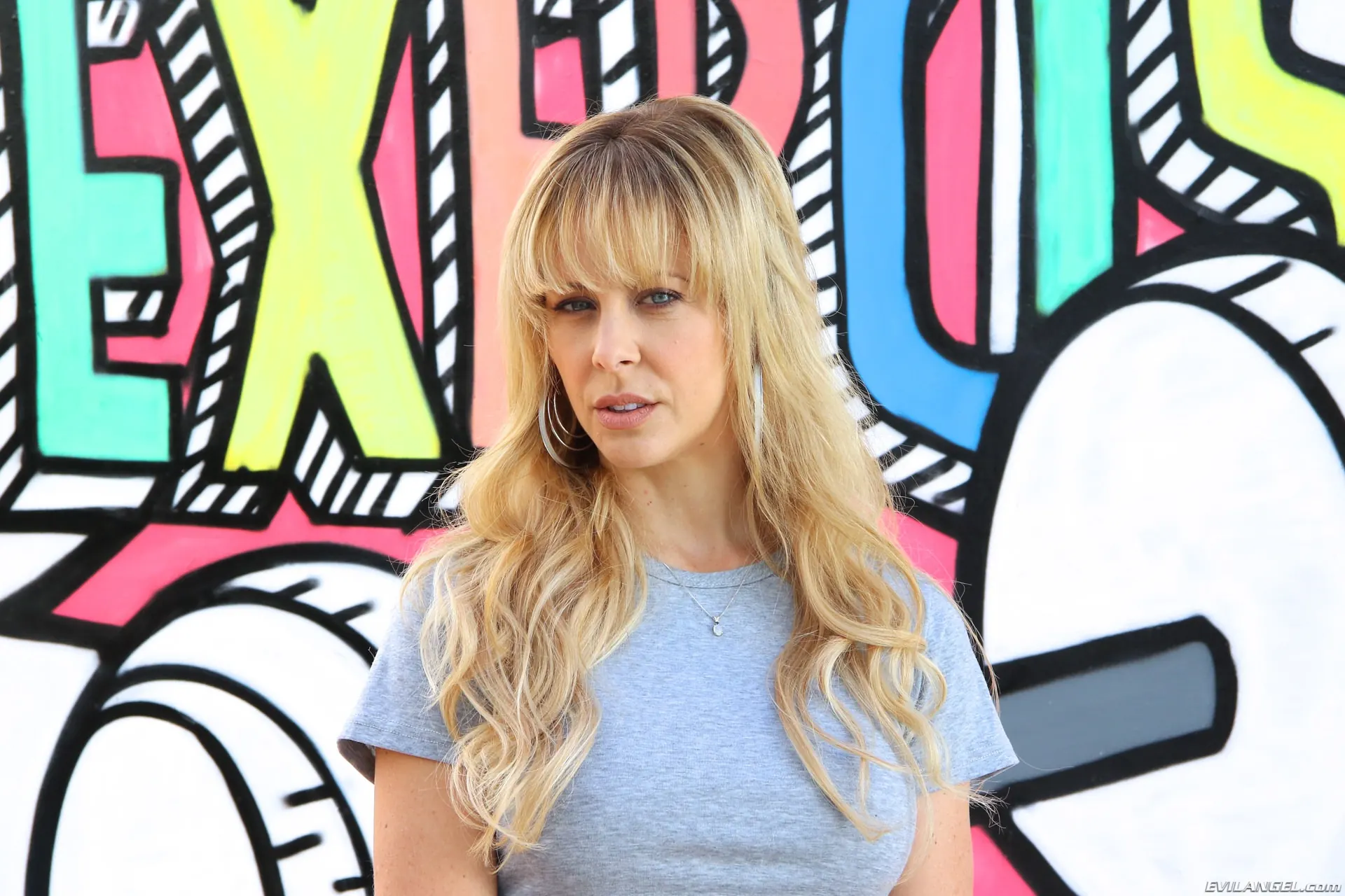 Evil Angel 'Superpoderes anales' protagonizando Cherie DeVille (foto 1)