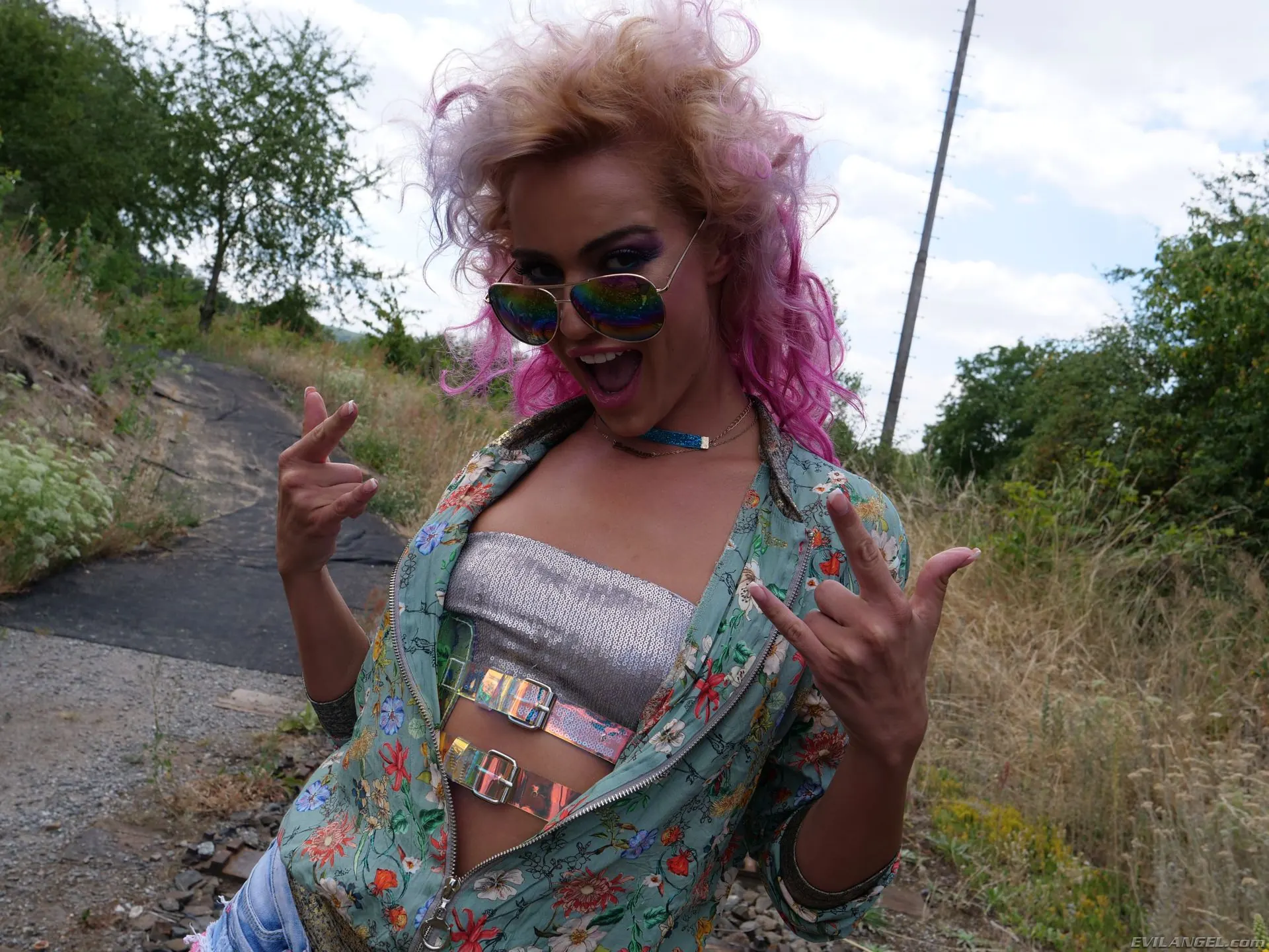 Evil Angel 'Jinetes oscuros' protagonizando Cherry Kiss (foto 2)