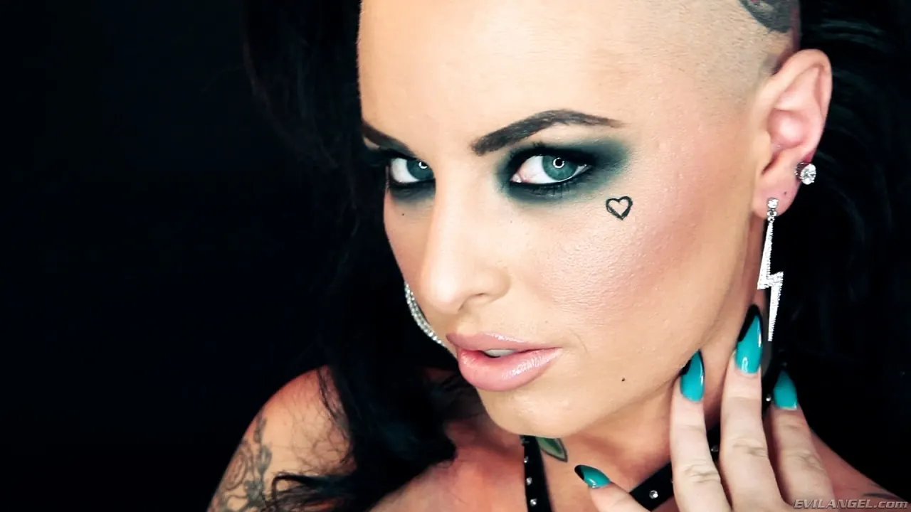 Evil Angel 'Tinta de puta' protagonizando Christy Mack (foto 2)