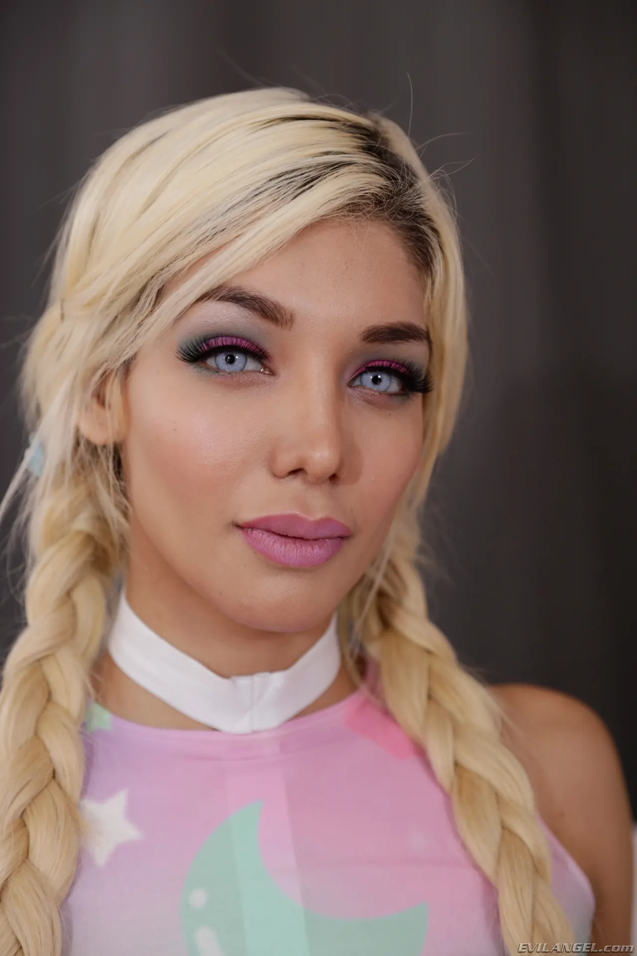 Evil Angel 'Hookup Hotshot: No Strings Attached' starring Elizabeth Jolie (Photo 3)