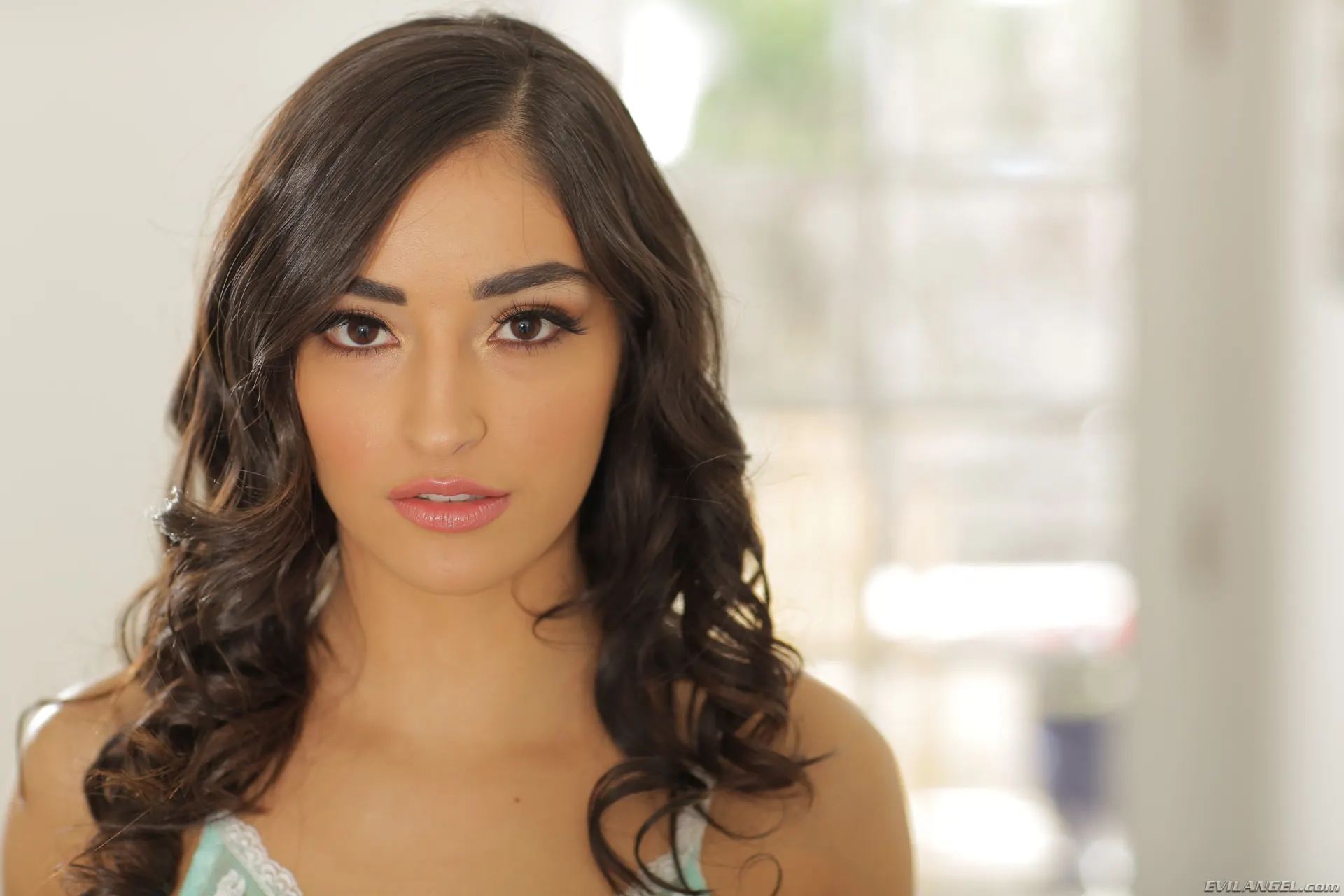 Evil Angel 'Consentimiento' protagonizando Emily Willis (foto 1)