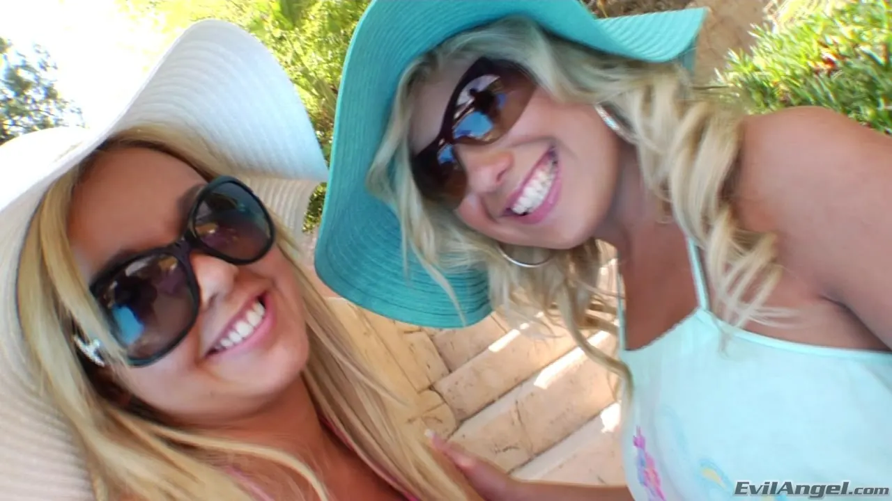 Evil Angel 'Bollos anales de playa 2' protagonizando Flower Tucci (foto 1)