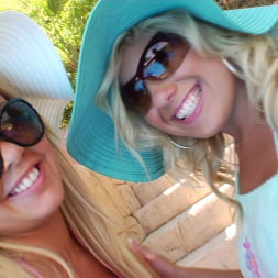 Flower Tucci en 'Evil Angel' Bollos anales de playa 2 (Miniatura 1)