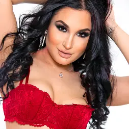 Gabi Paltrova en 'Evil Angel' boquiabierto por la BBC (Miniatura 5)