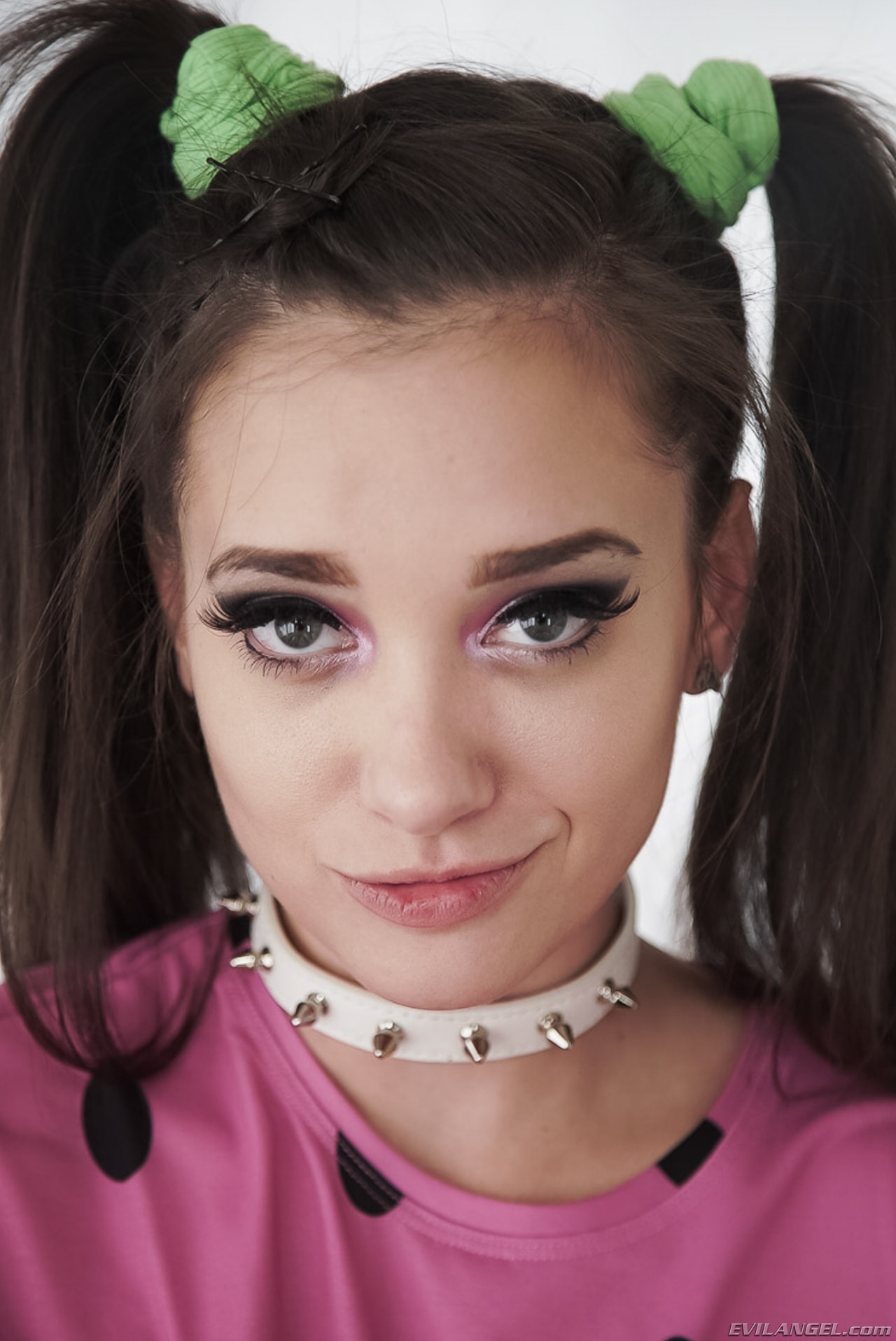 Gia Paige en 'Evil Angel' Hotshot de conexión: daño por baba (Miniatura 15)