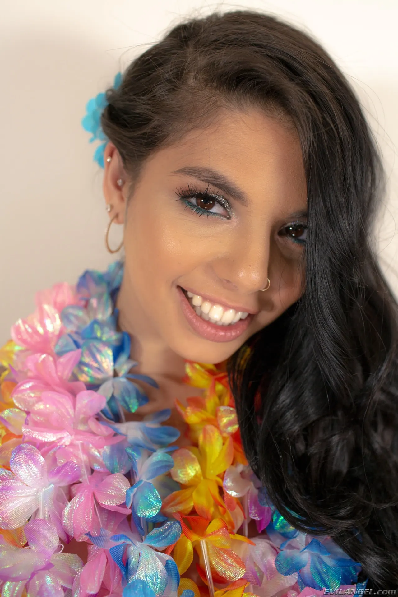 Evil Angel 'Putas de verano 2' protagonizando Gina Valentina (foto 2)