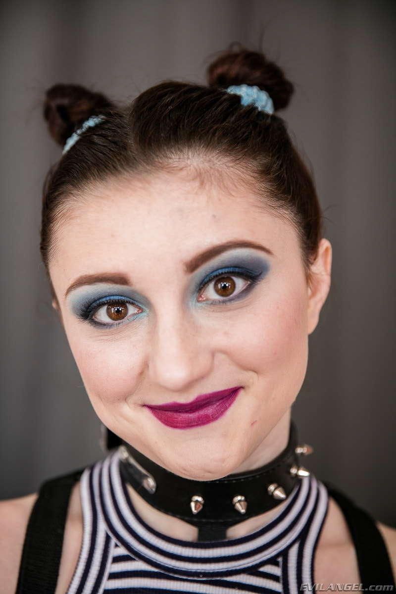 Hailey Little en 'Evil Angel' Hookup Hotshot: cebo de clics (Miniatura 1)