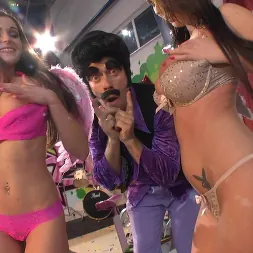 Henessy en 'Evil Angel' Xxx fucktory - la parodia al estilo italiano (Miniatura 2)