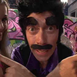 Henessy en 'Evil Angel' Xxx fucktory - la parodia al estilo italiano (Miniatura 4)