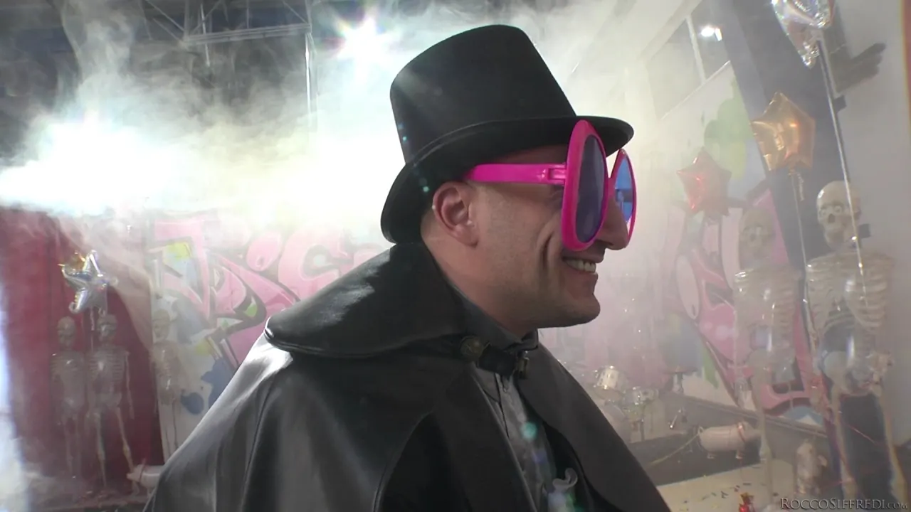 Evil Angel 'Xxx fucktory - la parodia al estilo italiano' protagonizando Henessy (foto 8)