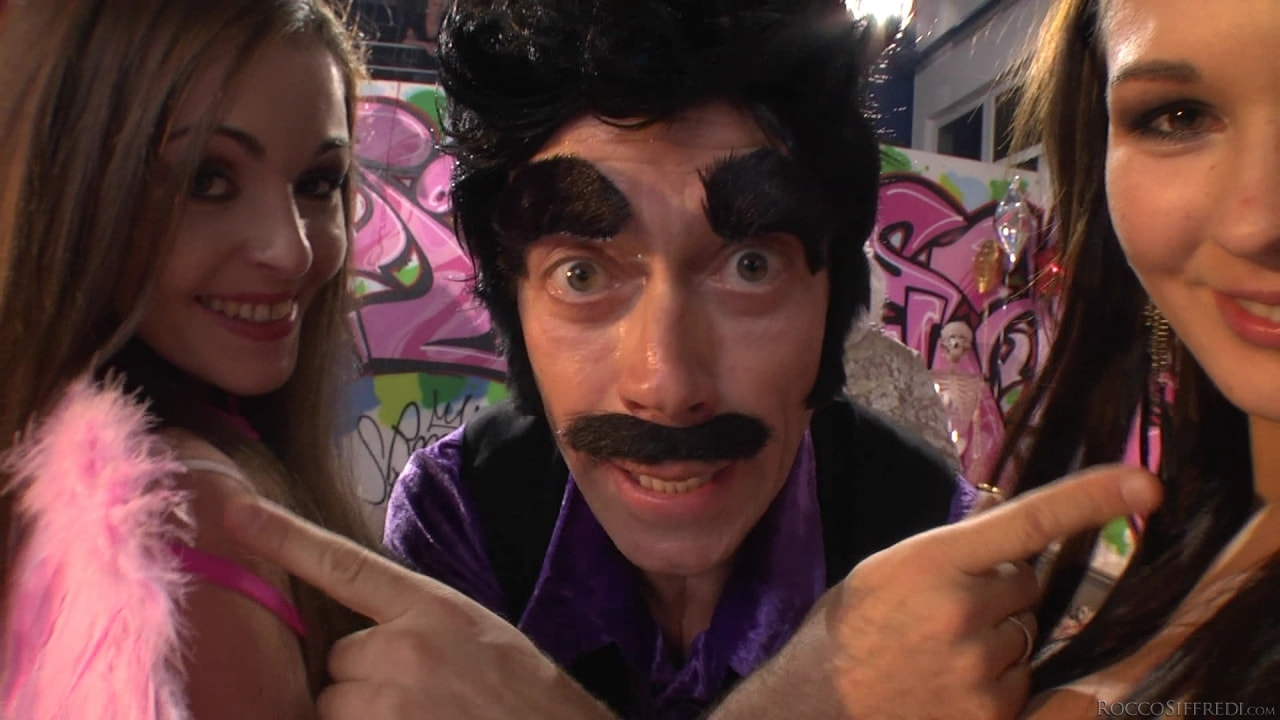 Henessy en 'Evil Angel' Xxx fucktory - la parodia al estilo italiano (Miniatura 4)