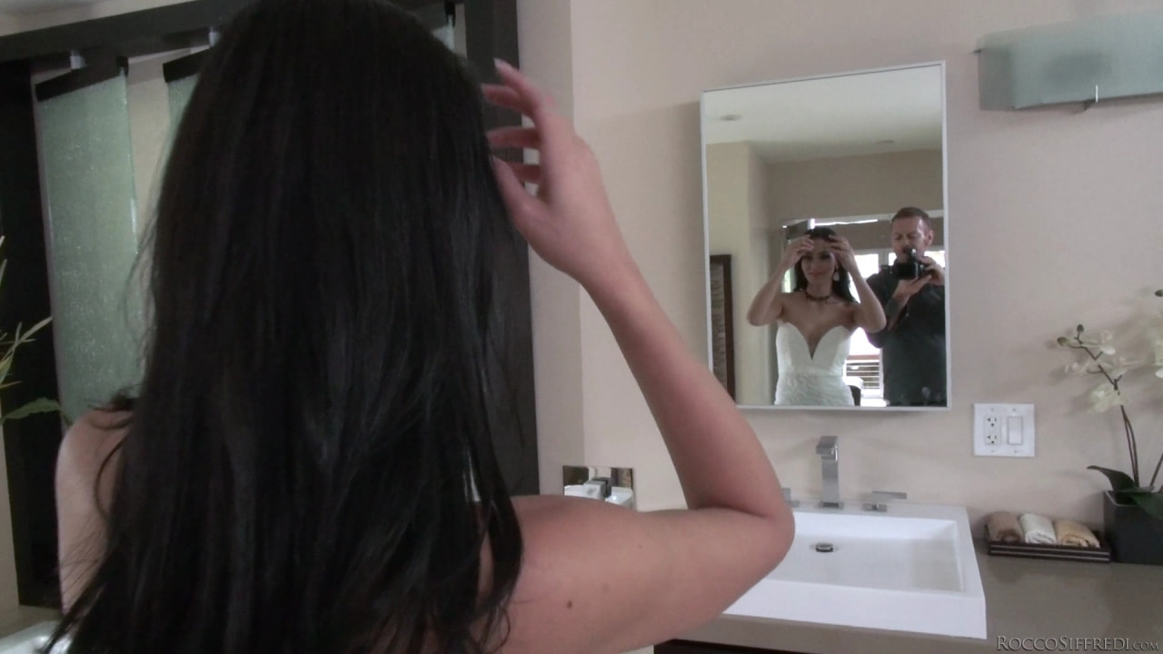 Jasmine Caro en 'Evil Angel' Las iniciaciones íntimas de Rocco 2 (Miniatura 2)