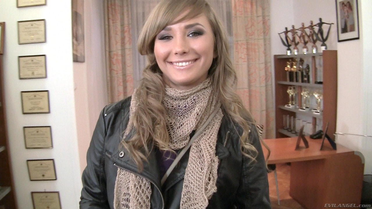 Jessica Lux en 'Evil Angel' Punto de vista de Rocco 9 (Miniatura 1)