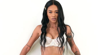 Julie Kay en 'Chicas negras chupando pollas'