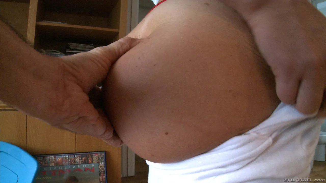 Evil Angel 'Buttman centrado 2' protagonizando Jynx Maze (foto 8)