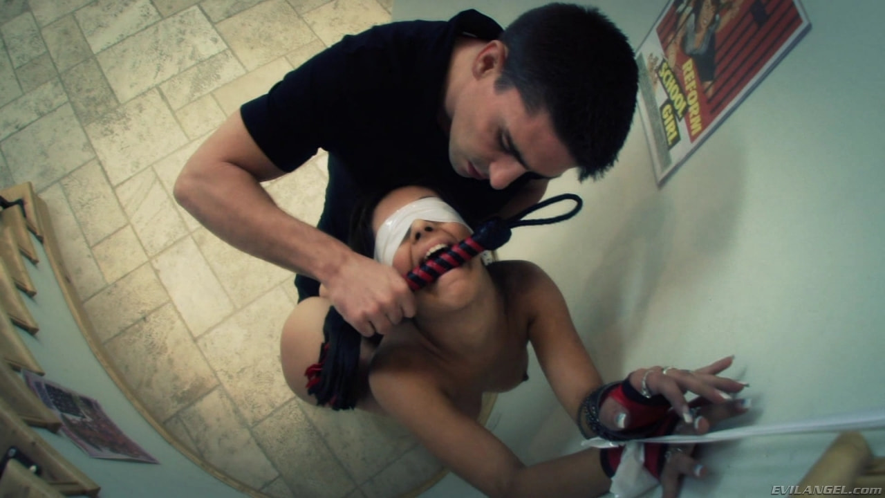 Jynx Maze en 'Evil Angel' Fetiche muñecas de mierda 6 (Miniatura 6)