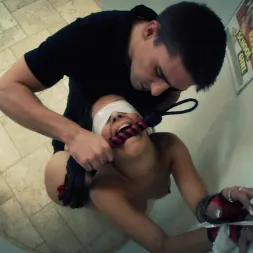 Jynx Maze en 'Evil Angel' Fetiche muñecas de mierda 6 (Miniatura 6)