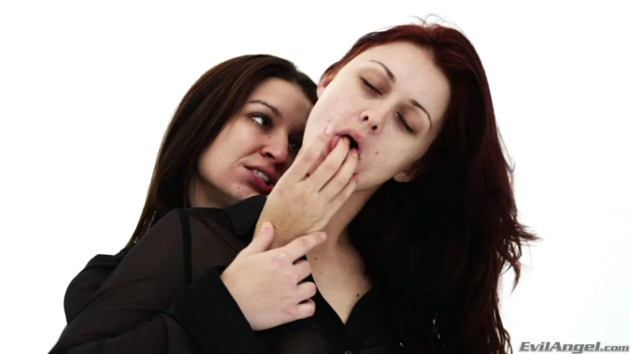 Evil Angel 'Acariciamientos intensos' protagonizando Karlie Montana (foto 6)