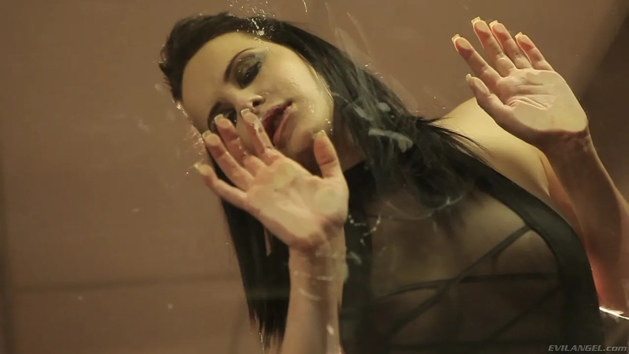 Evil Angel 'Escupir' protagonizando Katie St. Ives (foto 2)