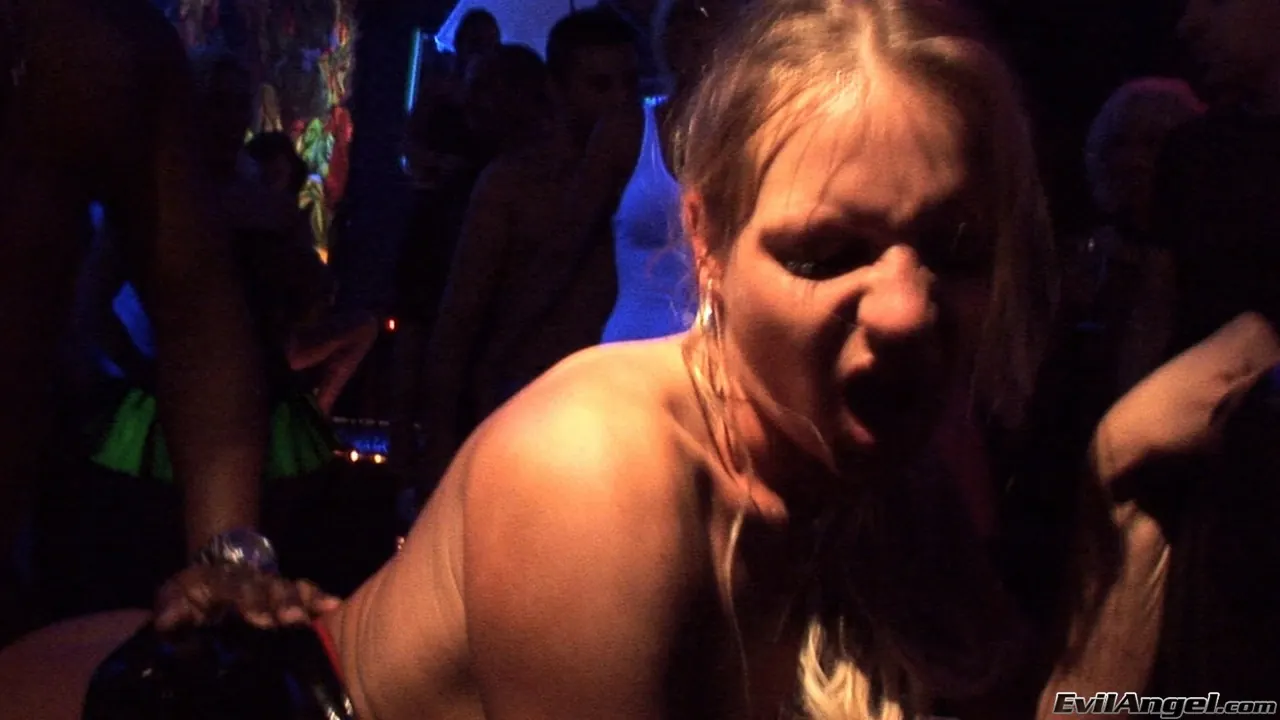 Katsuni en 'Las fashionistas de Safado' from 'Evil Angel' (foto 10) Evil Angel 'Las fashionistas de Safado' protagonizando Katsuni (foto 10)