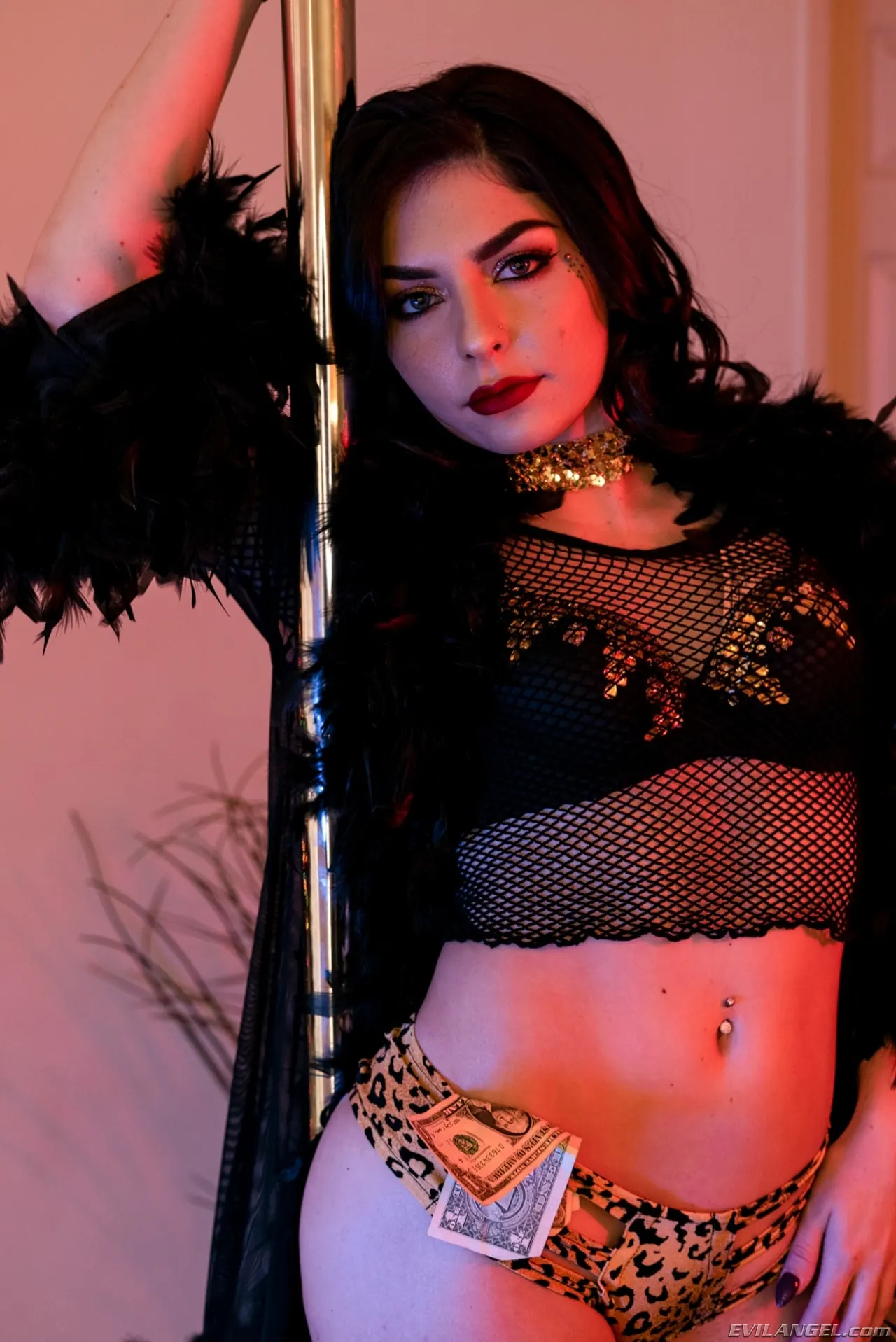 Keira Croft en 'Botín de doble función' from 'Evil Angel' (foto 2) Evil Angel 'Botín de doble función' protagonizando Keira Croft (foto 2)