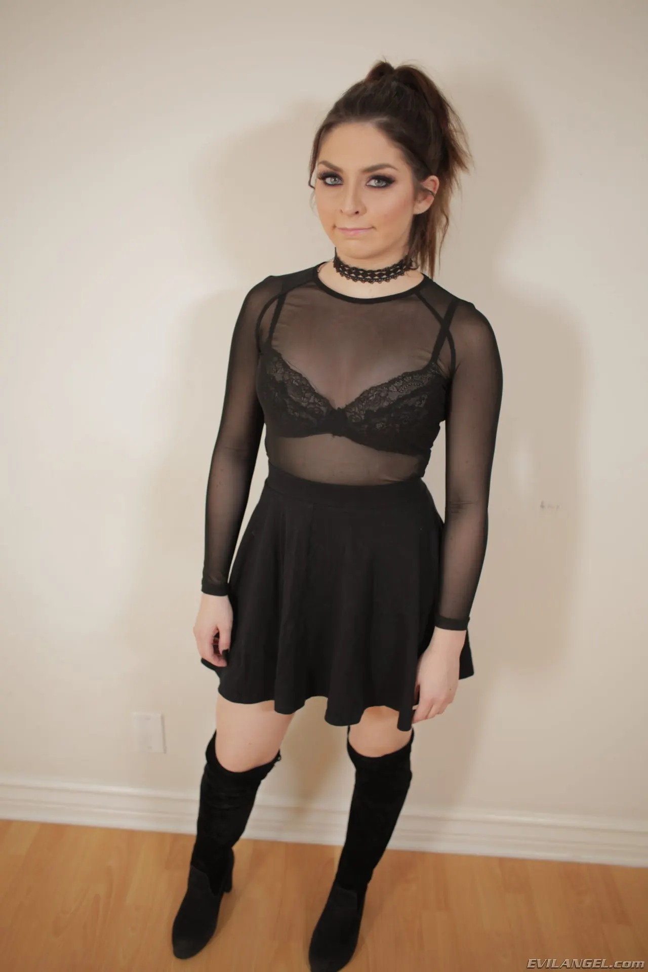 Evil Angel 'Pequeños chorros' protagonizando Keira Croft (foto 1)